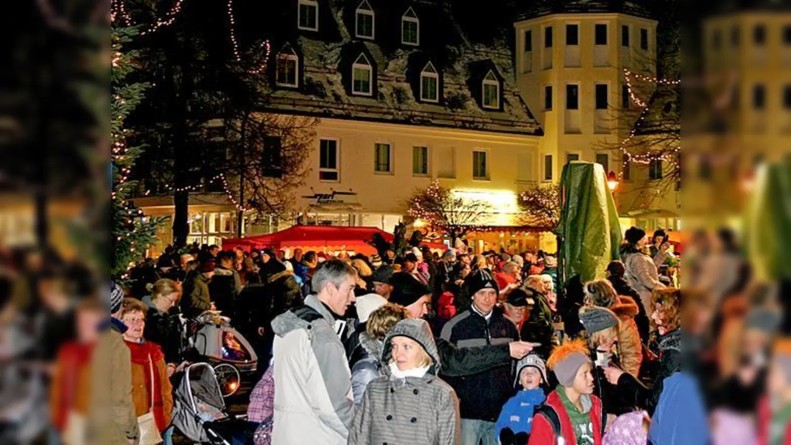 Gemeinsam singen kurz vor Weihnachten auf dem Kirchseeoner Marktplatz am 21. Dezember.	 (Foto: VA)