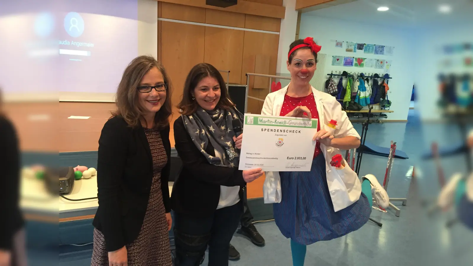 Spendenübergabe der Martin-Kneidl-Grundschule an die KlinikClowns, (v.l.n.r.) Claudia Angermaier (Direktorin), Nicole Rotter (Elternbeiratsvorsitzende), KlinikClownin „Dr. Fiderallala“. (Foto: Sebastian Polster)