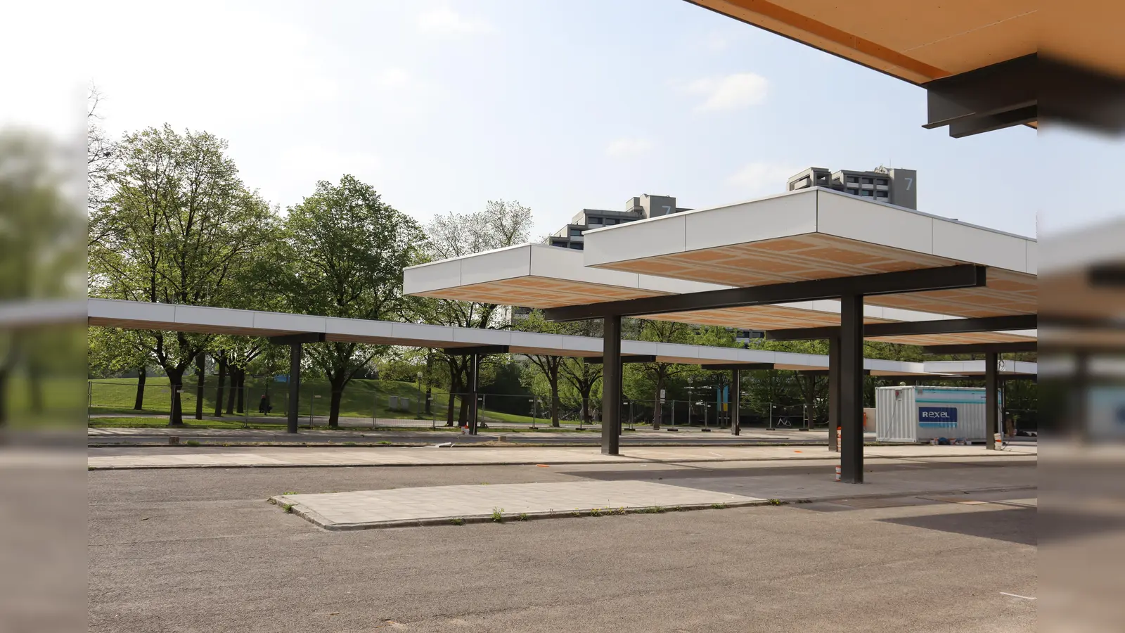 Die Sanierung der Dächer des ehemaligen Busbahnhofs Olympiazentrum ist bereits so gut wie fertig.  (Foto: mha)