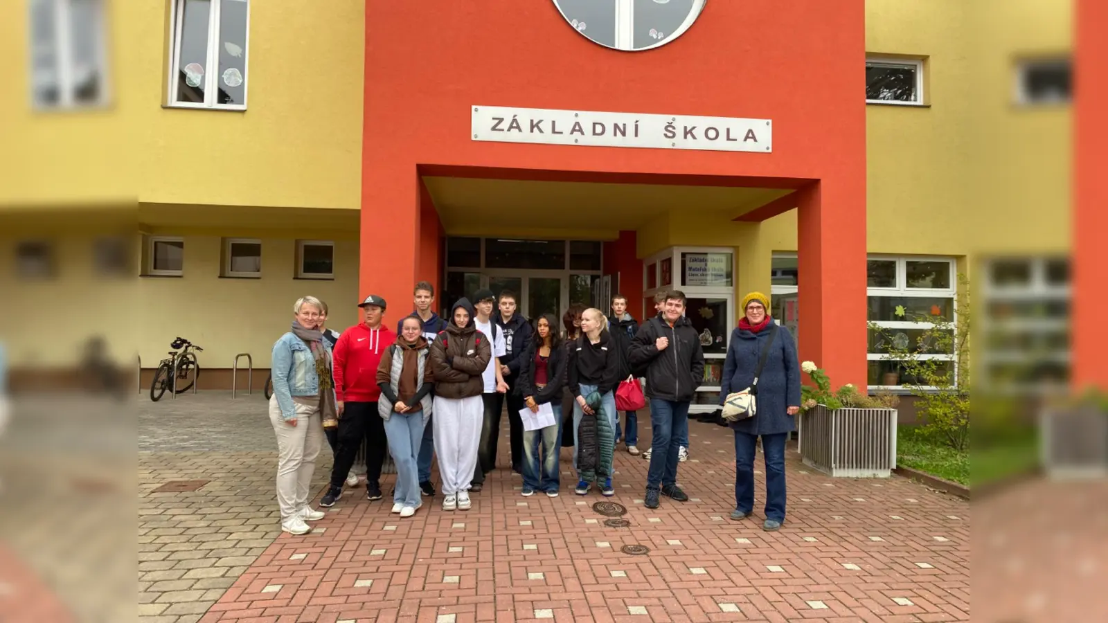 Die Delegation der Gautinger Mittelschule vor der Partnerschule in Lanov, Tschechien. (Foto: M.Winkler-Wolf)