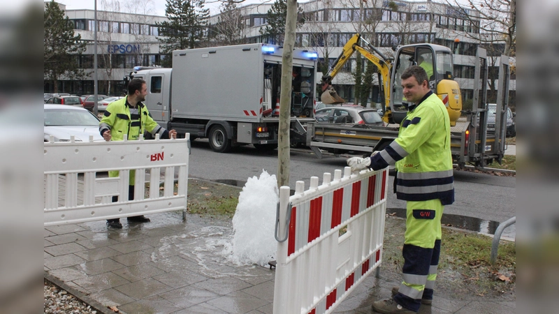Ein Wasserrohr hat den Dienst versagt. Egal welcher Tag und welche Uhrzeit: Die Monteure der SWM rücken sofort aus, im Bedarfsfall sogar mit Blaulicht. (Foto: cr)