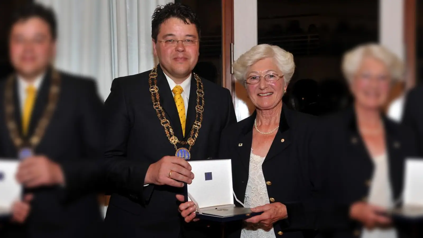 Bürgermeister Thomas Loderer verlieh Mathilde Schmitz die Bürgermedaille.	 (Foto: Schunk)