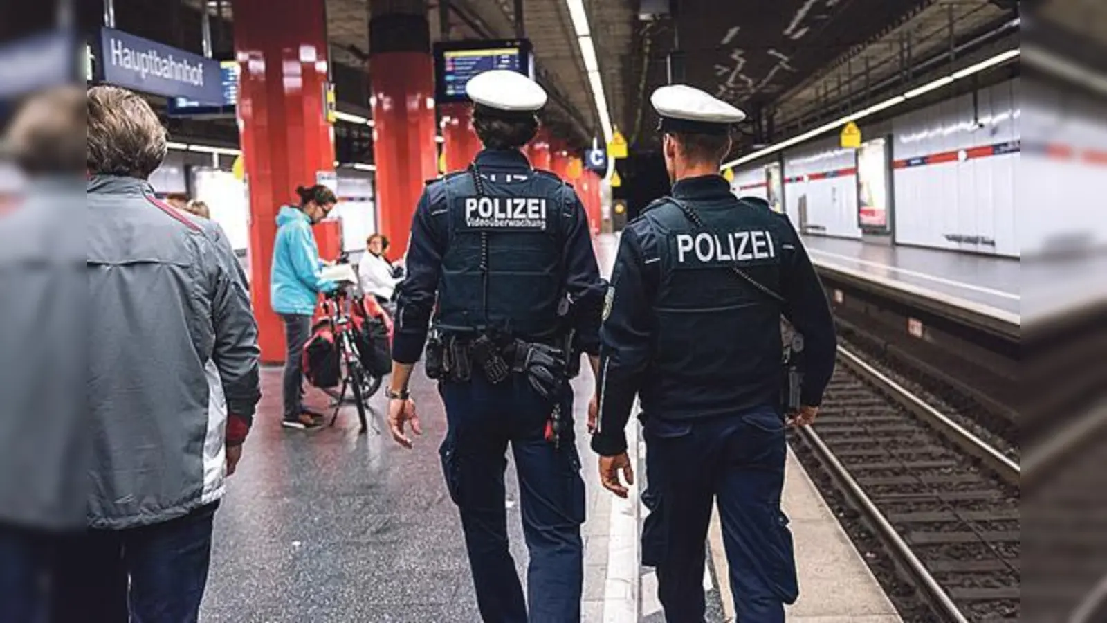 Ein Münchner fotografierte in der S-Bahn eine Frau unter dem Rock. Zeugen erkannten die Handlung und informierten das Opfer und die Polizei.	  (Symbolfoto: Bundespolizei)