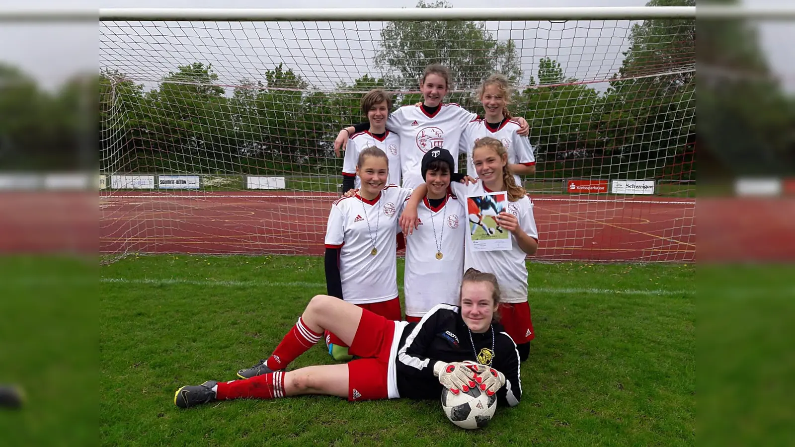 Siegreich in Markt Schwaben: Hinten (v.l.): Marla Emele, Julia Seidl, Yanica Moritz, Mitte (v.l.): Emilia Fischer, Ronja Buttstedt, Emily Kirsch, Vorne: Mila Stuchbury. (Foto: Heimstädt)