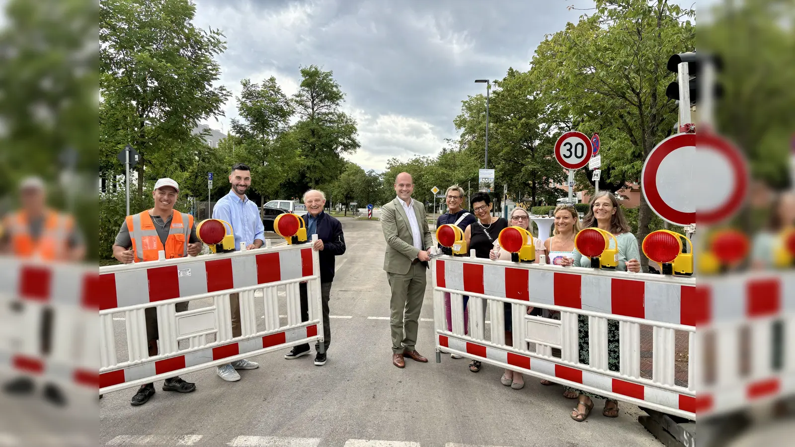 Die Gräfelfinger Bahnhofstraße ist endlich wieder offen. V.l. Peter Pömmerl, Matthias Barkic und Projektleiter Martin Hubel, zweiter Bürgermeister Wolfgang Balk, Sabine Milano vom Bauamt, Sonja Mayer, Stephanie Dörfer, Claudia Birkl sowie Sabine Strack aus dem Rathaus. (Foto: Ulrike Seiffert)