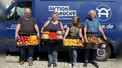 Die Helfer beladen die Fahrzeuge mit den Lebensmittelspenden.  (Foto: pst)
