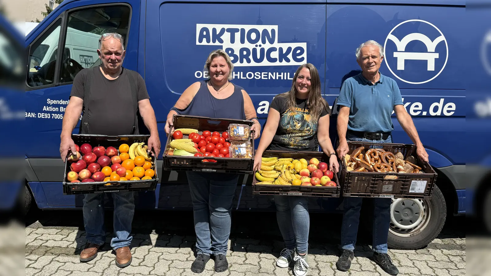 Die Helfer beladen die Fahrzeuge mit den Lebensmittelspenden.  (Foto: pst)