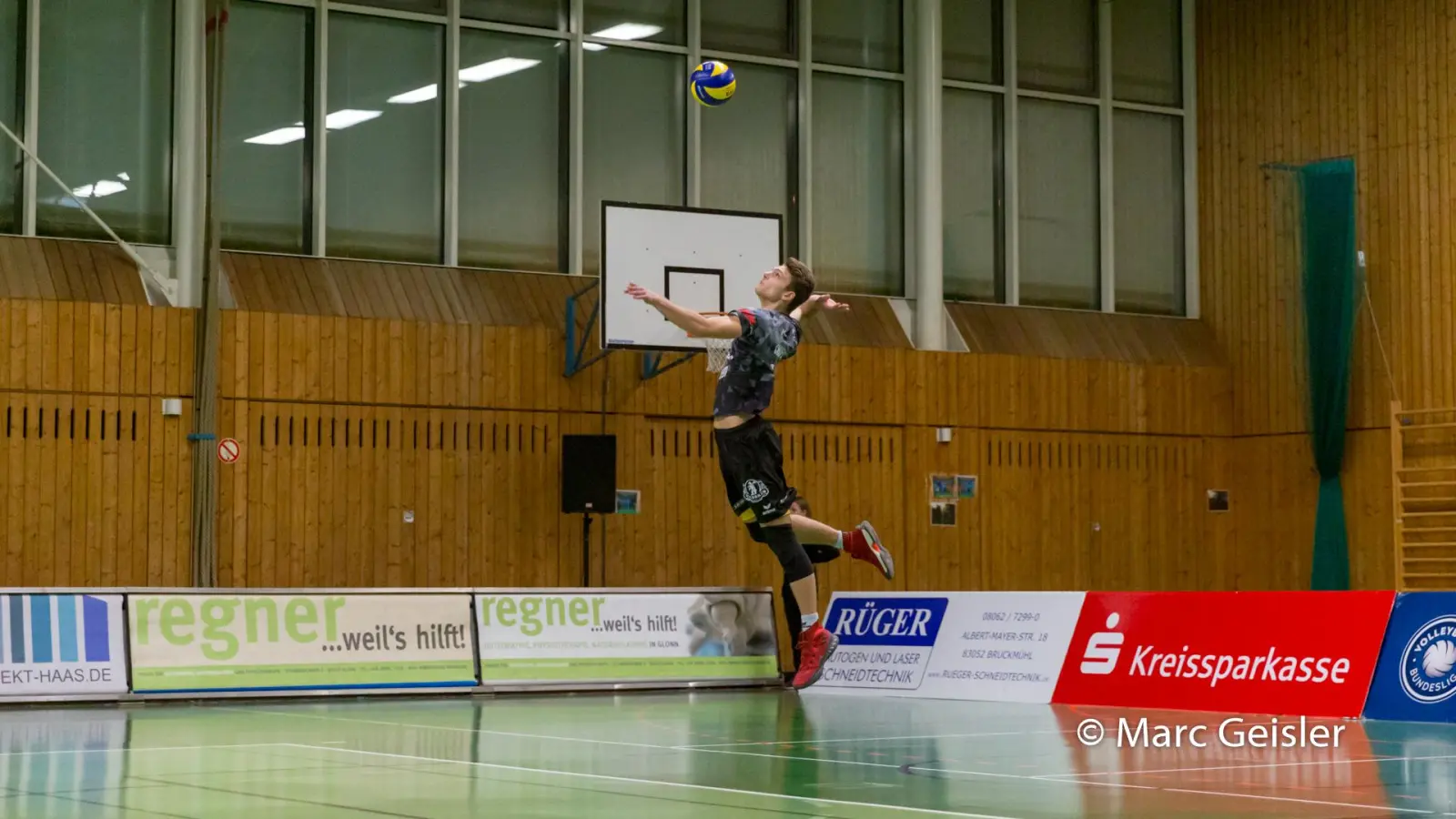 Daniel Kichner beim Aufschlag.  (Foto: Marc Geisler)