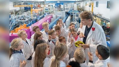 Ein technischer Direktor erklärt die Forschung mithilfe von Süßigkeiten. (Foto: Andreas Heddergott/TU München)