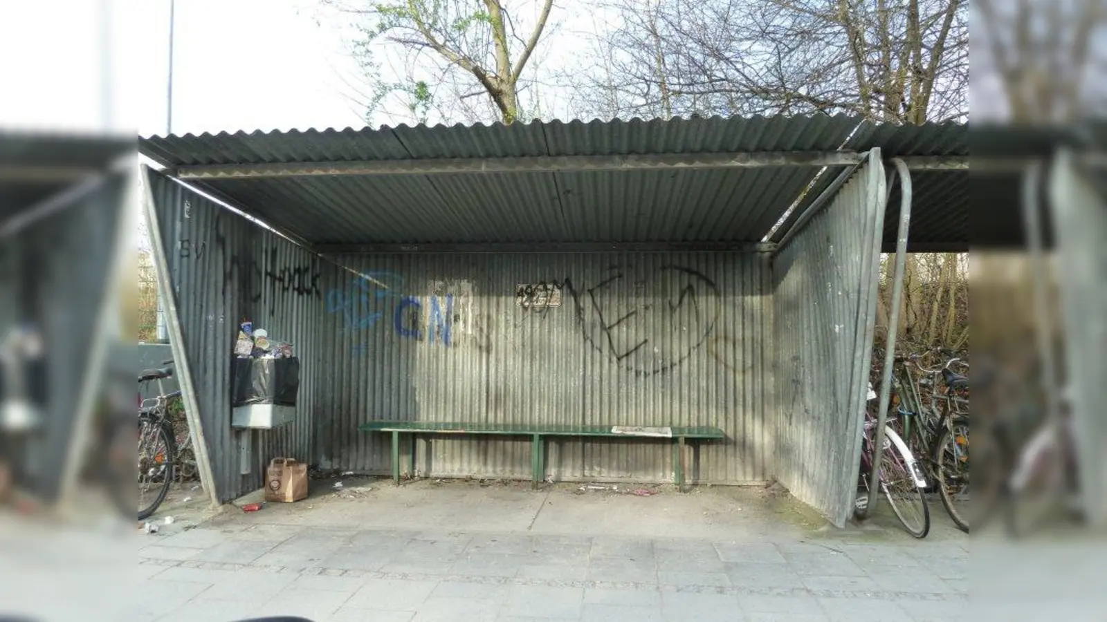 Verbeult und verschmiert: Geht es nach dem Bündnis für Karlsfeld soll das Buswartehäuschen am S-Bahnhof abgerissen und erneuert werden. (Foto: sb)