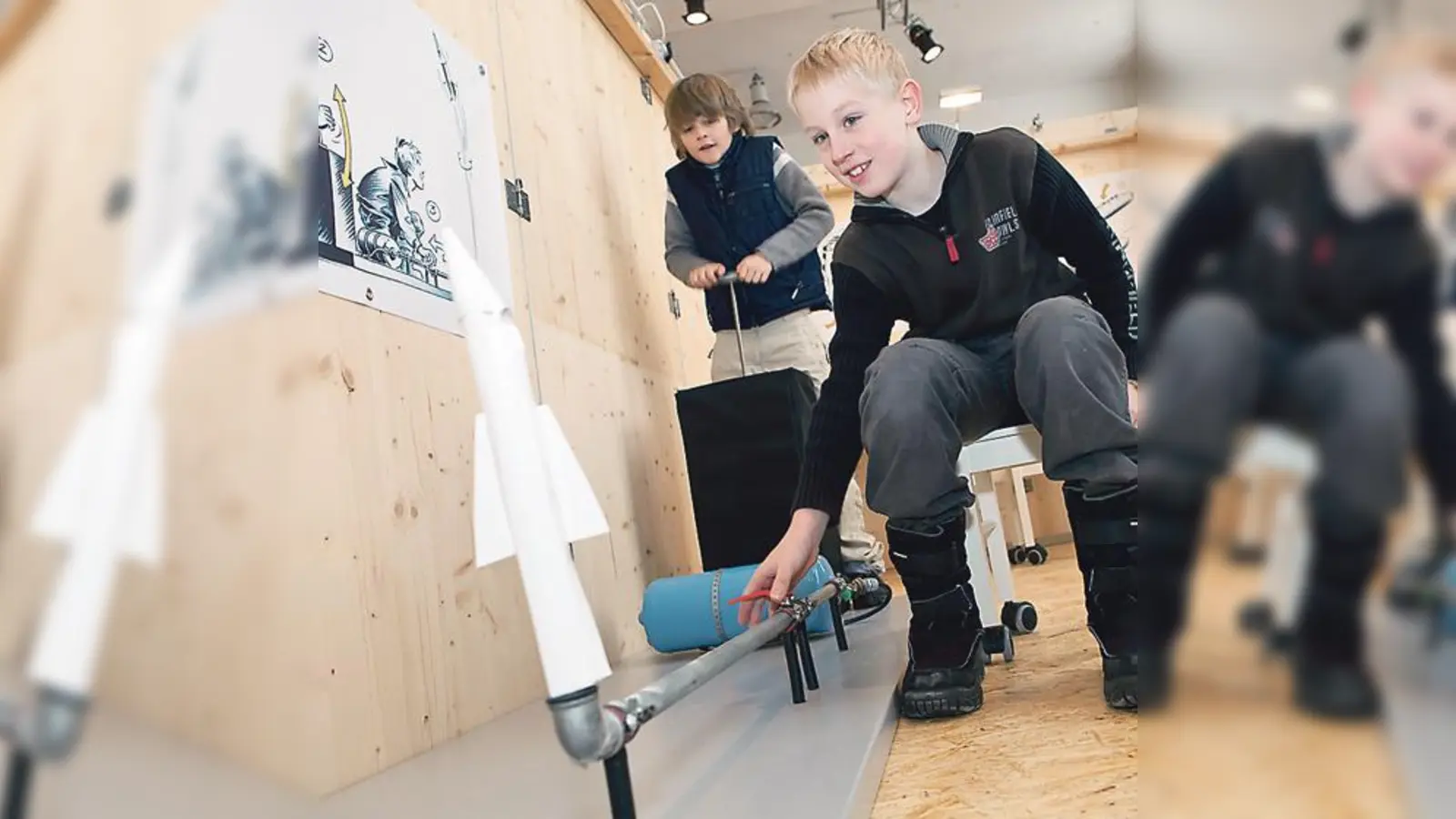 High-Tech im Selbstversuch: Im Museum können die Kinder mit einfachen Mitteln sogar Raketen starten lassen.  (Foto: Sonja Herpich/KJM)