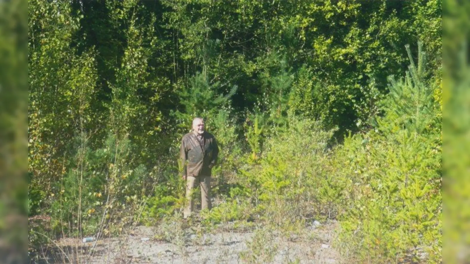 Herbert Reichelt in der Baugrube: Genau an dieser Stelle befand sich einst der Keller, in dem er die ersten zwei Tage seiner Lehre zubrachte. (Foto: Helmut Köstler)