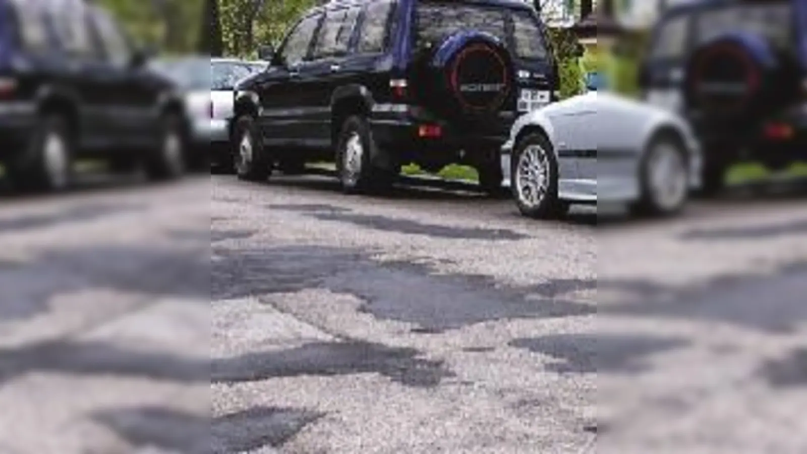 Die Krater sind zwar provisorisch geflickt, aber es dauert wohl nur wenige Monate bis die Odinstraße wieder zur Ralleystrecke (re.) wird.        (Fotos: nan/privat)