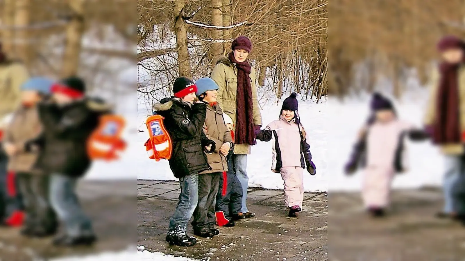 Elternbeiratsvorsitzende Verena Dittrich, hier mit ihren Kindern, sucht dringend Schulweghelfer für die Kreuzung.	 (Foto: sd)