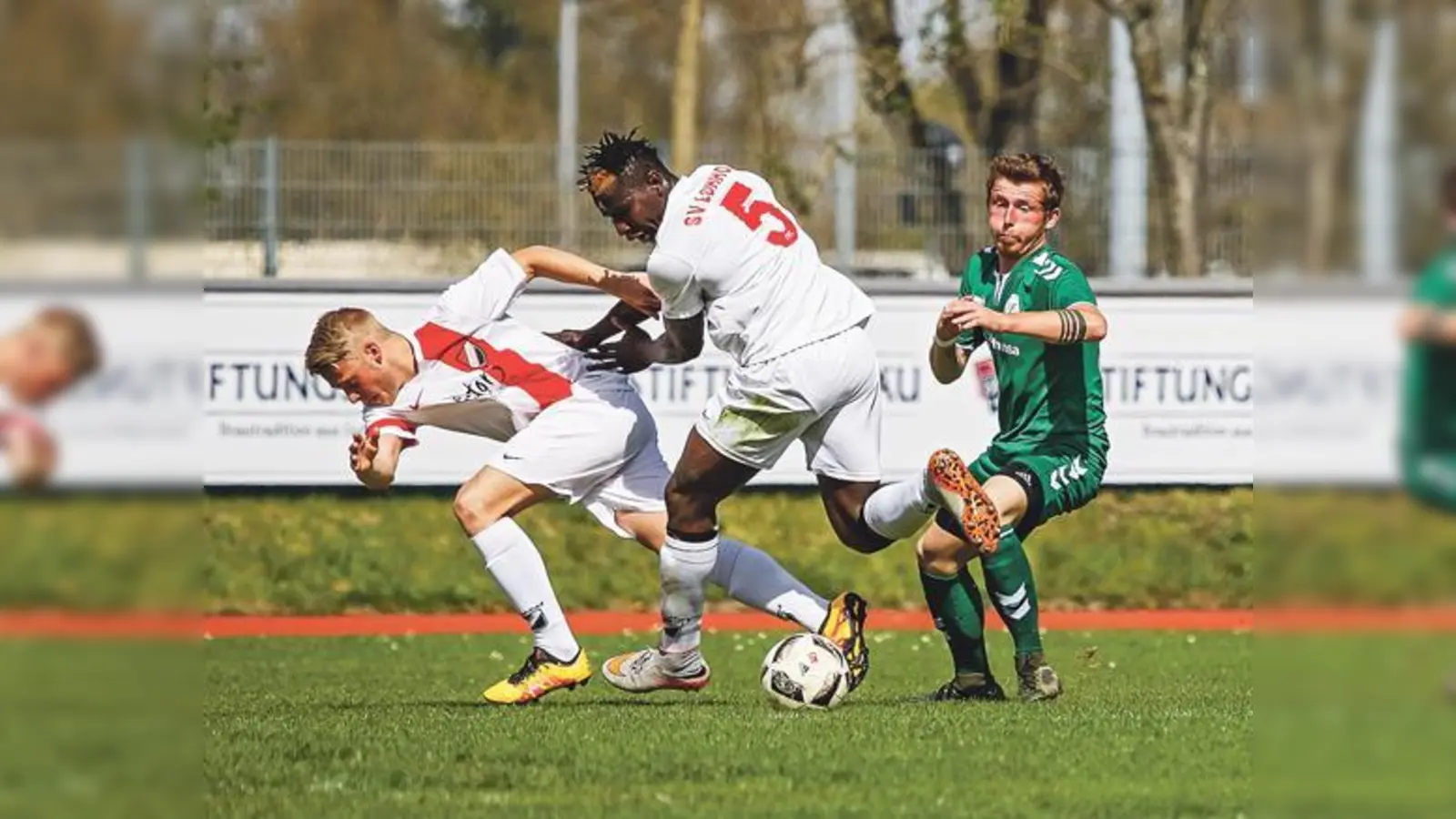 Alles nach Plan: Der SV Lohhof (weiß) marschiert in der Kreisliga 1 vorneweg und konnte seinen Vorsprung noch weiter ausbauen.	 (Foto: Christian Riedel)