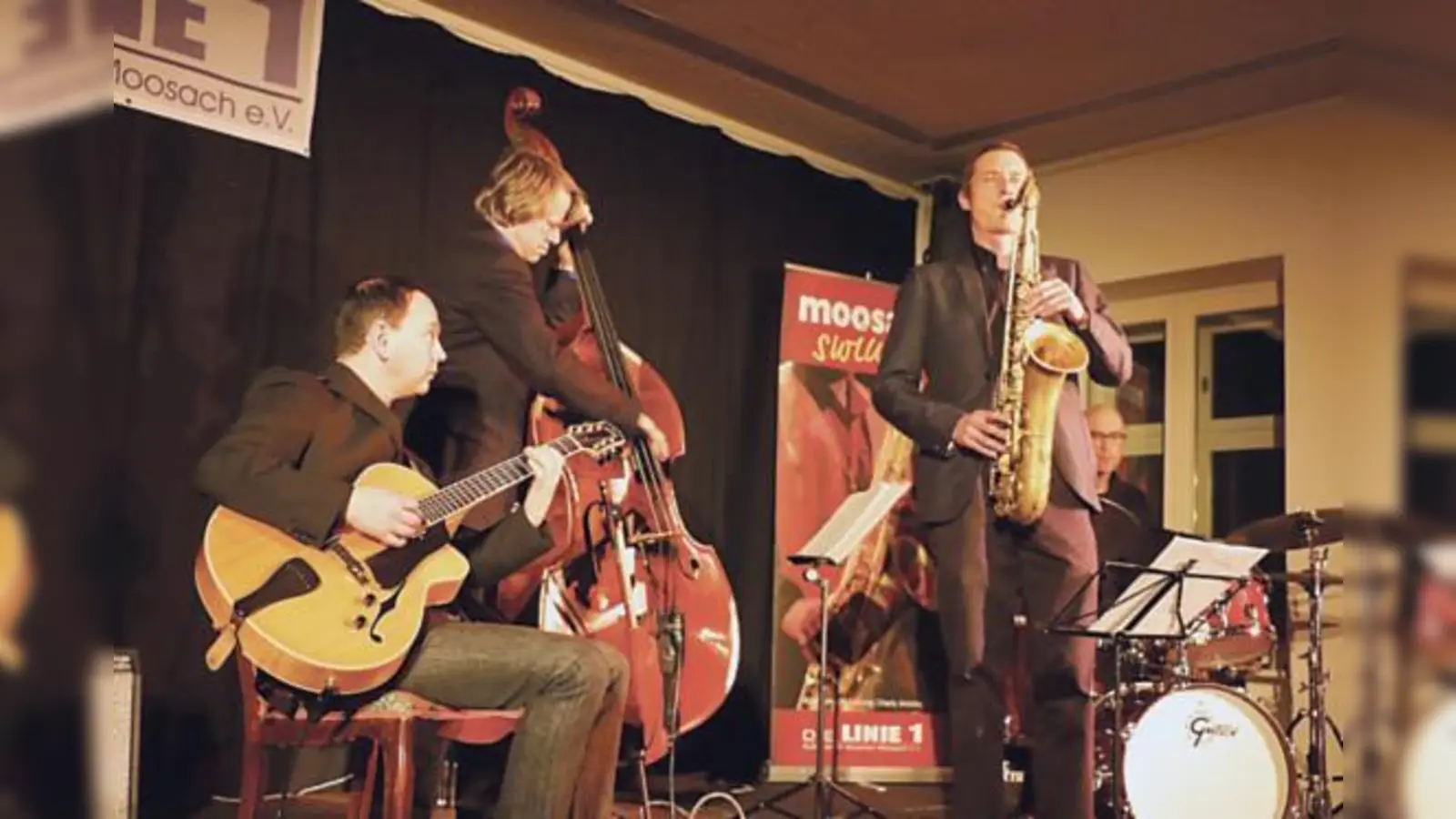 Spielten im ausverkauften Bürgerhaus: Philipp Stauber (l.) und seine Musikerkollegen.	 (Foto: VA)