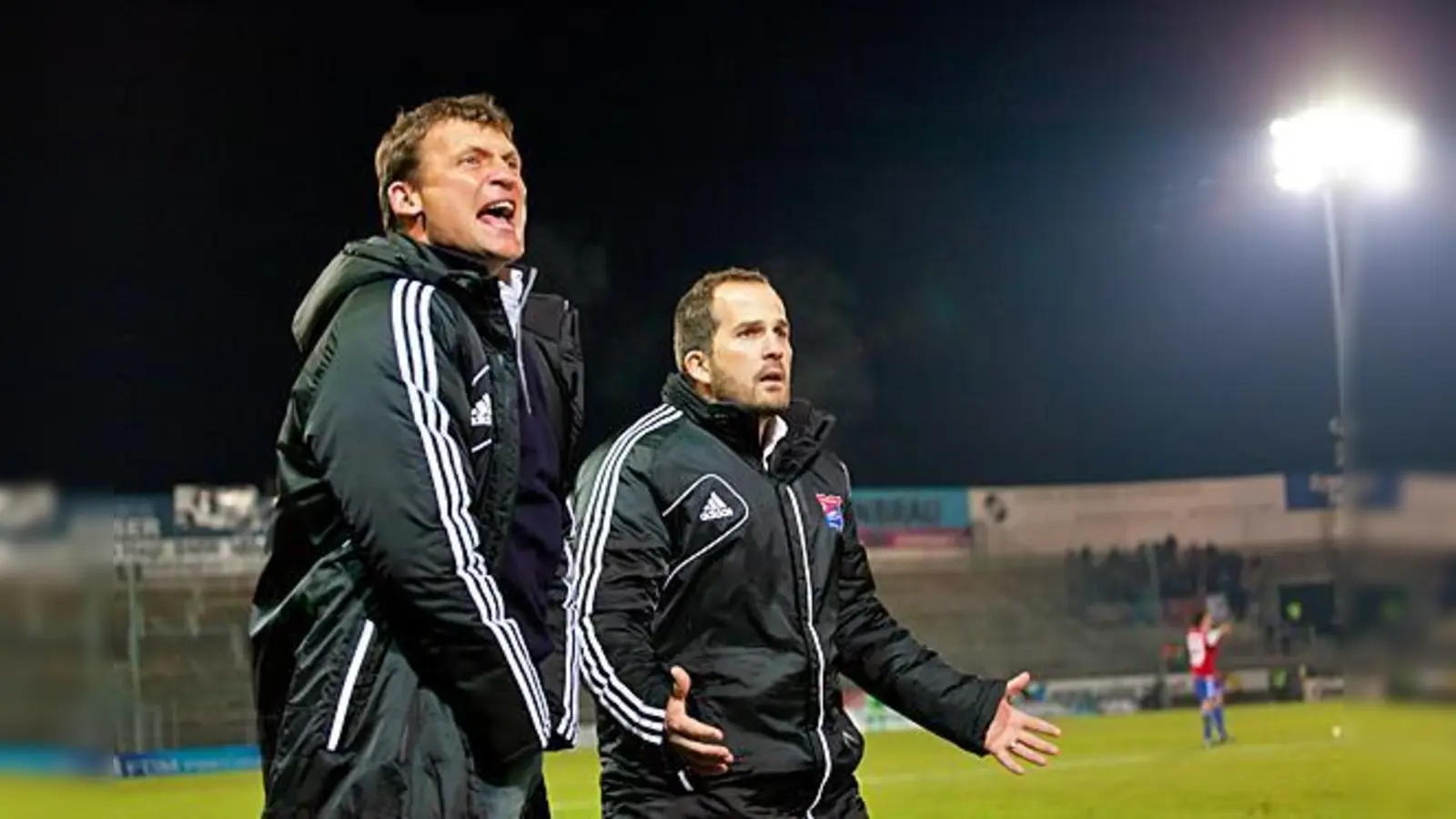 Claus Schromm (l.) und Manuel Baum waren mit der Leistung ihrer Mannschaft in Heidenheim nicht zufrieden und zeigten das auch.	 (Foto: Stefan Kukral)