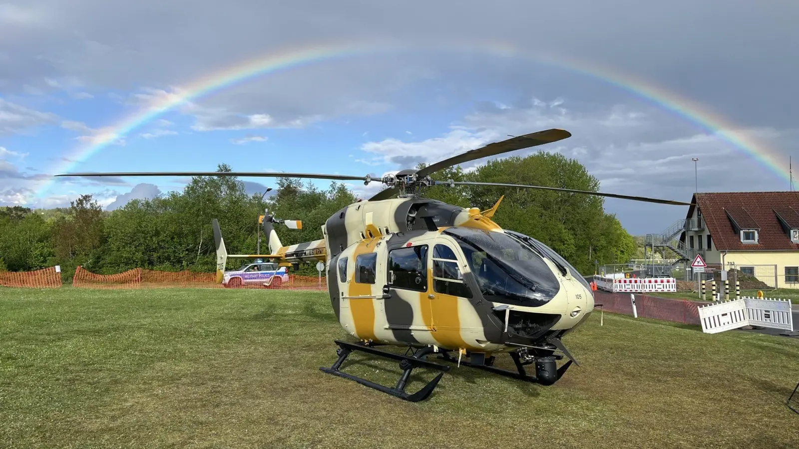 Zwei US-Militärhubschrauber vom Typ UH-72 Lakota landen am Samstag zum 80. Jahrestag der Übernahme des Flugplatzes in Oberschleißheim.  (Foto:  Scott Starr, U.S. Army )