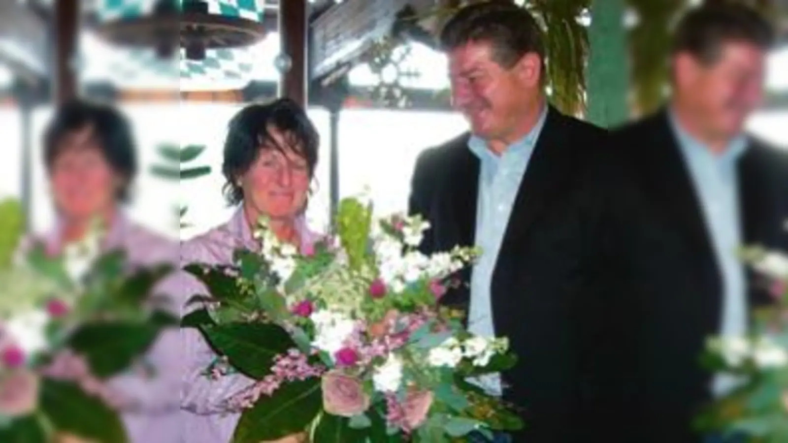Präsident Robert Hofmeier begrüßt die neue Trainerin Sissy Raith mit Blumen.	 (Foto: ba)