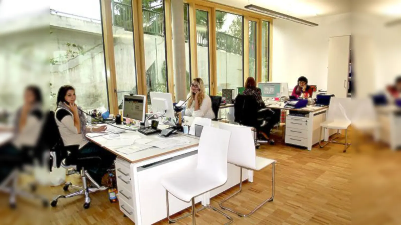 Die vhs freut sich über ihre neue Auszubildende Yasmin Huber (mitte): »Ich bin überrascht, wie frisch und modern es doch in der Erwachsenenbildung zugeht. Die vhs Haar ist absolut hipp, weil sie genau das hat, was man braucht.«	 (Foto: vhs)