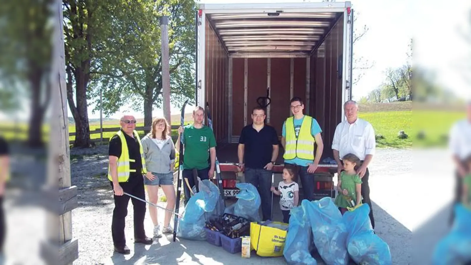 Am vergangenen Wochenende haben die Junge Union und der CSU-Ortsverband in Ebersberg aufgeräumt.	 (Foto: CSU)