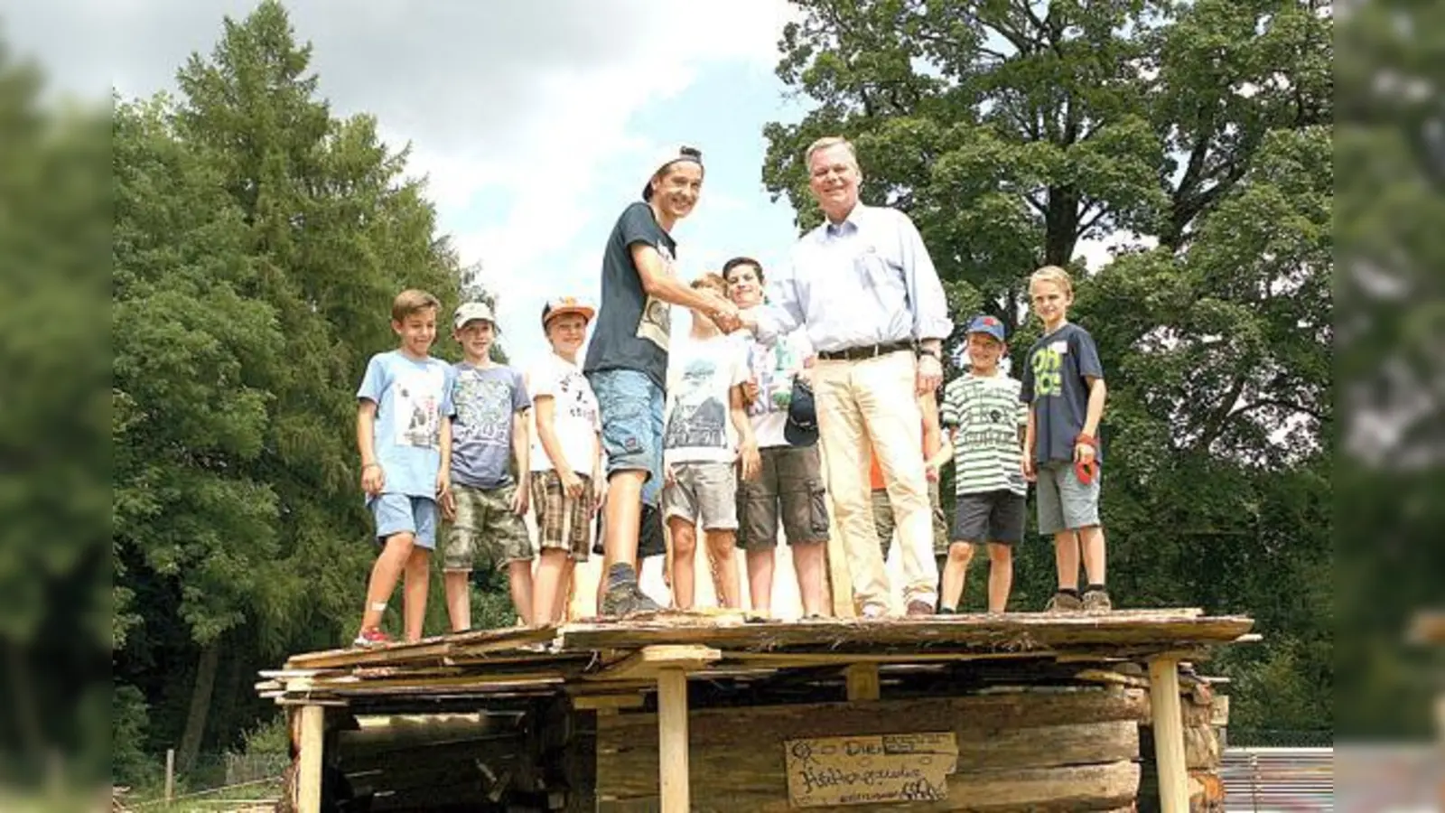 Bürgermeister Jan Neusiedl und sein »Amtskollege« Henry freuten sich über die tollen Hütten, die in einer Woche entstanden sind.  	 (Foto: hol)