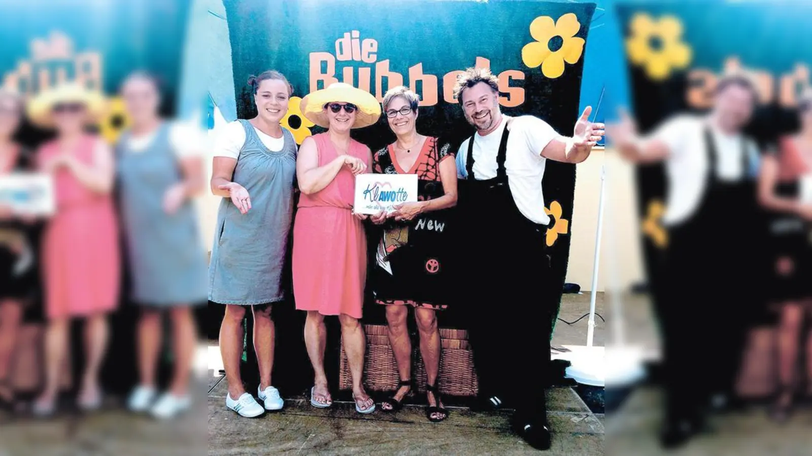 Ulrike Konrads, Leiterin der Klawotte (2.v.r.), überreichte Heidi Spicka (2.v.l.) von der Kinderhilfe Salberghaus ihre Spende über 200 Euro. Applaus gab es dafür von »Bubbelmaus« und »Bubbelbär«, deren Konzert dadurch möglich wurde.  (F: priv.)