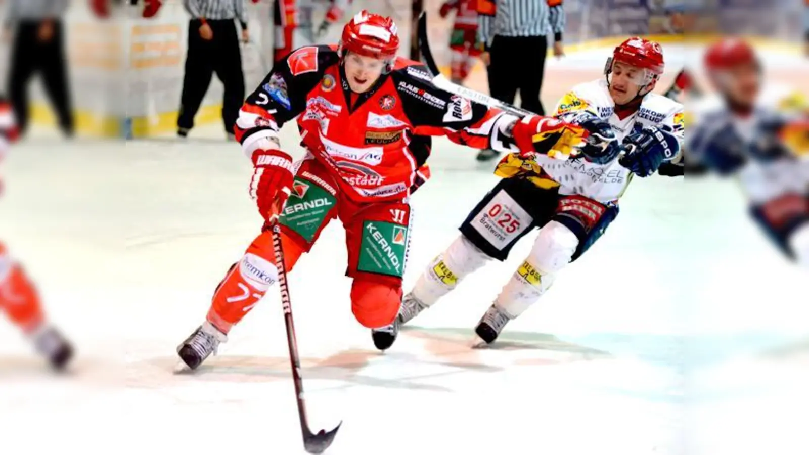 Der amerikanische Zugang Patrick Cullen im vollen Einsatz gegen einen Schweinfurter Verteidiger.	 (Foto: smg/Nicky Alexander)
