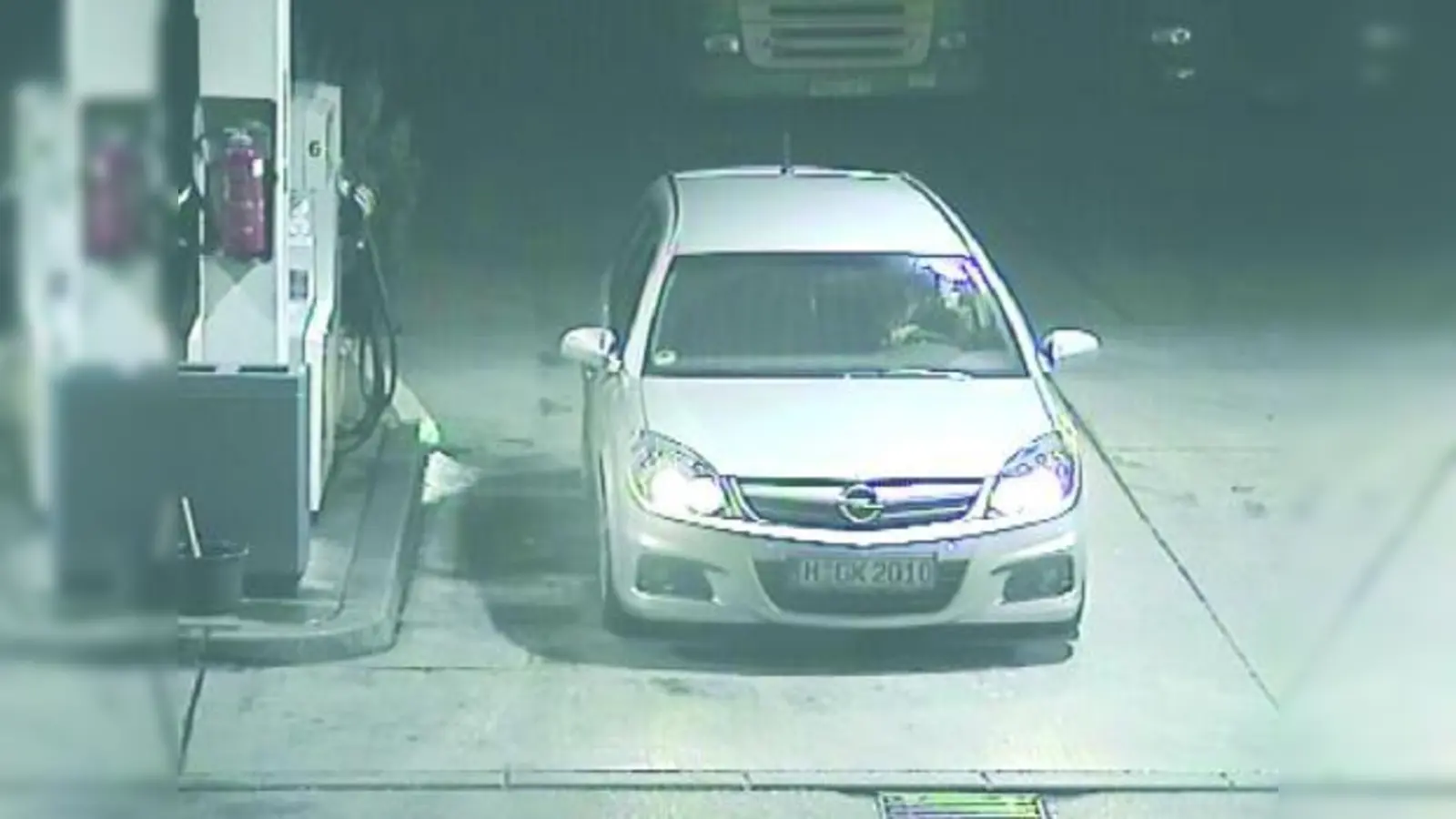 Die Überwachungskamera der Tankstelle filmte den Täter. (Foto: PP München)