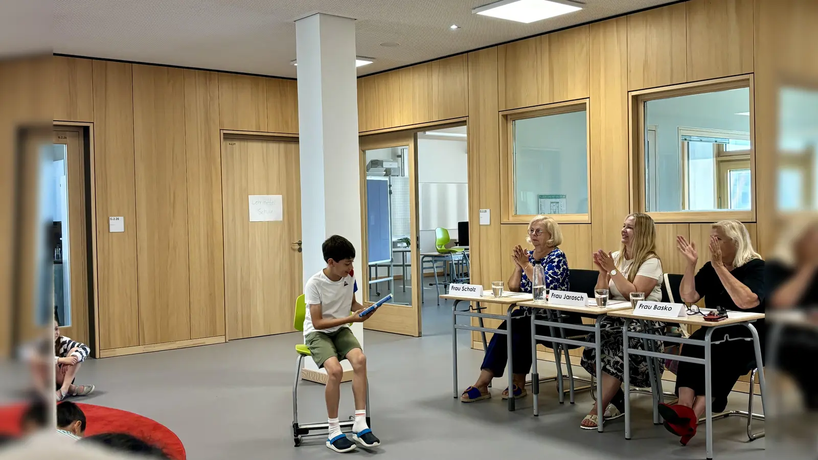 Die Jury mit Maria Scholz, Schulleiterin Claudia Jarosch und Barbara Basko (v.l.) freuten sich über die engagierten und mutigen Vorleser der Klassenstufe drei. (Foto: Ulrike Seiffert)