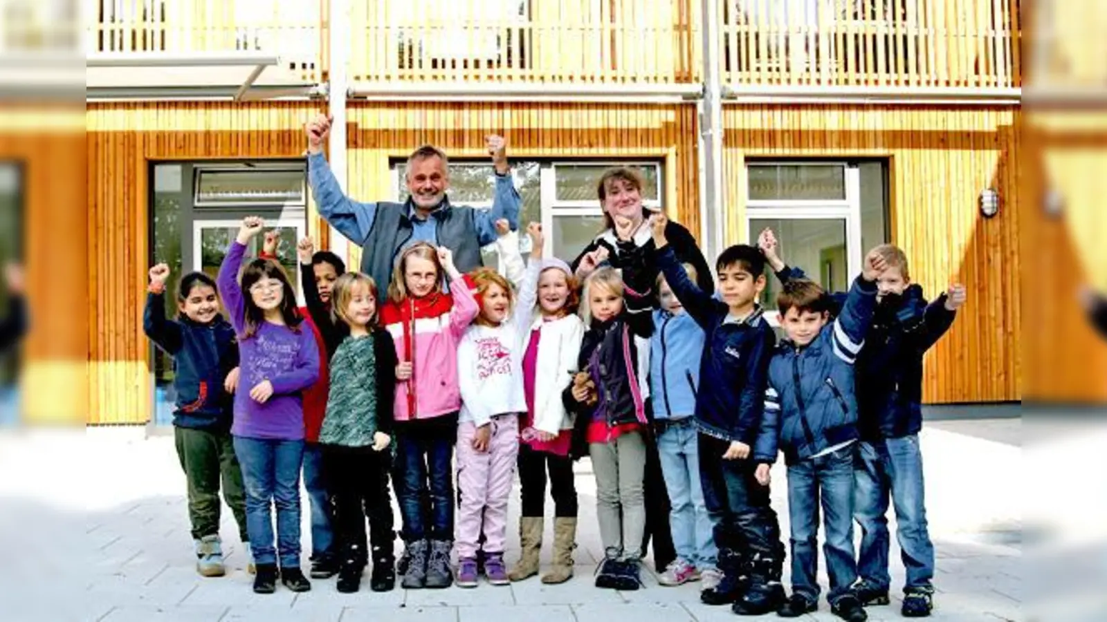 Über den Bau des Pappelhauses freuen sich nicht nur die kleinen Bewohner selbst, sondern auch Bürgermeister Jörg Pötke und Leiterin Sabine Griebel.	 (F.: mst)