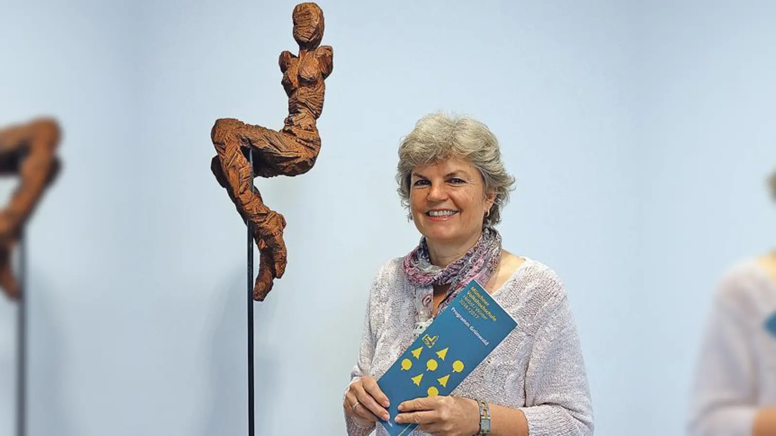 Dr. Margit Landesberger freut sich über die vielen neuen spannenden Angebote im Kursprogramm, darunter auch Führungen durch die Burg.	 (Fotos: hw)