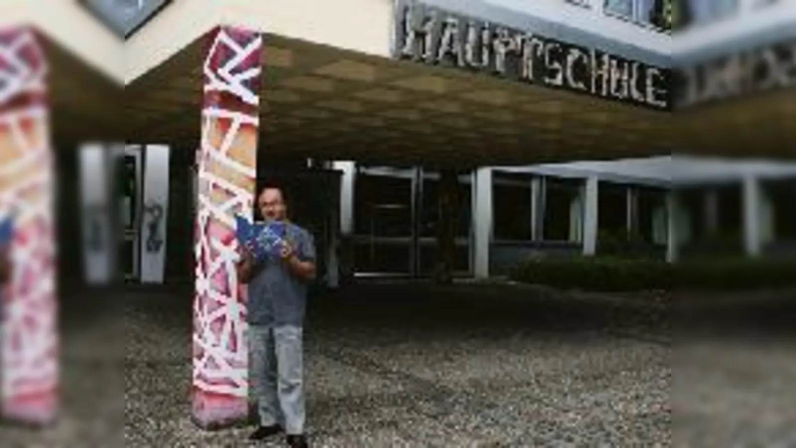 Der Vorsitzende des muslimischen Elternvereins, Asgar Can, mit dem Lehrbuch für den Islam-Unterricht, der kommende Woche beginnen soll.	 (Fotos: em)