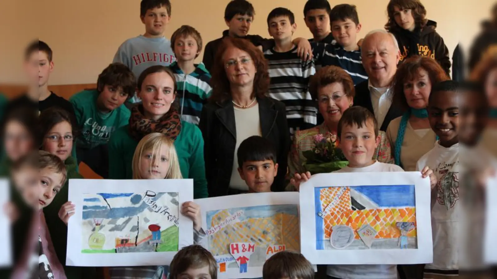 Preisübergabe in der Grundschule an der Bäckerstraße: Umrahmt von den Schülerinnen und Schülern freuten sich v.l. Kunstlehrerin Petra Hartmann, Maria Osterhuber-Völkl, Verlegerin Gudrun Dangl, Thomas Schmatz und Schulleiterin Christine Berchtold über die beim Malwettbewerb entstandenen Gemälde. (Foto: bb)