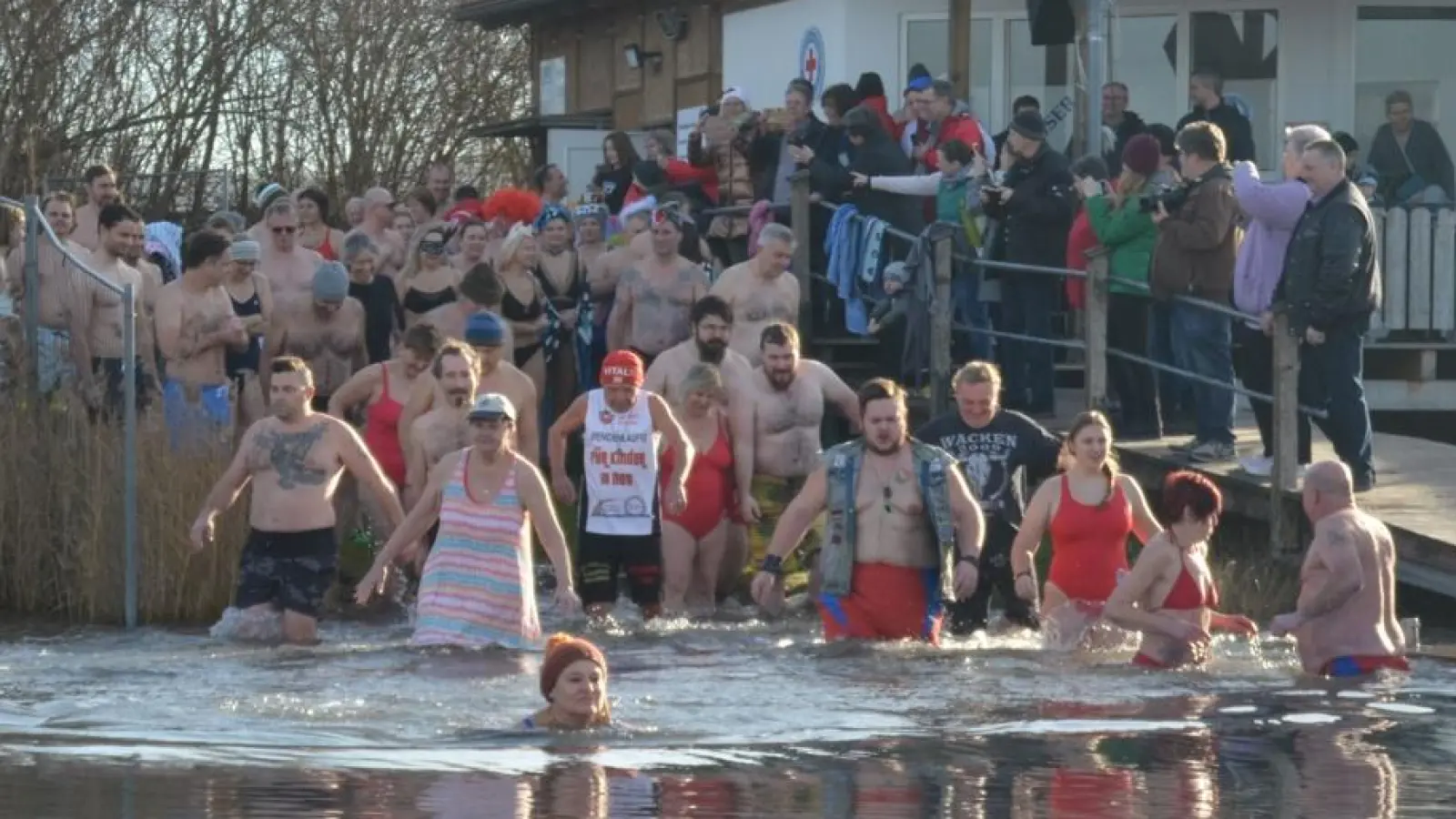 Das Neujahrsschwimmen ist ein großer Spaß für alle. (Foto: Wasserwacht Moosburg)