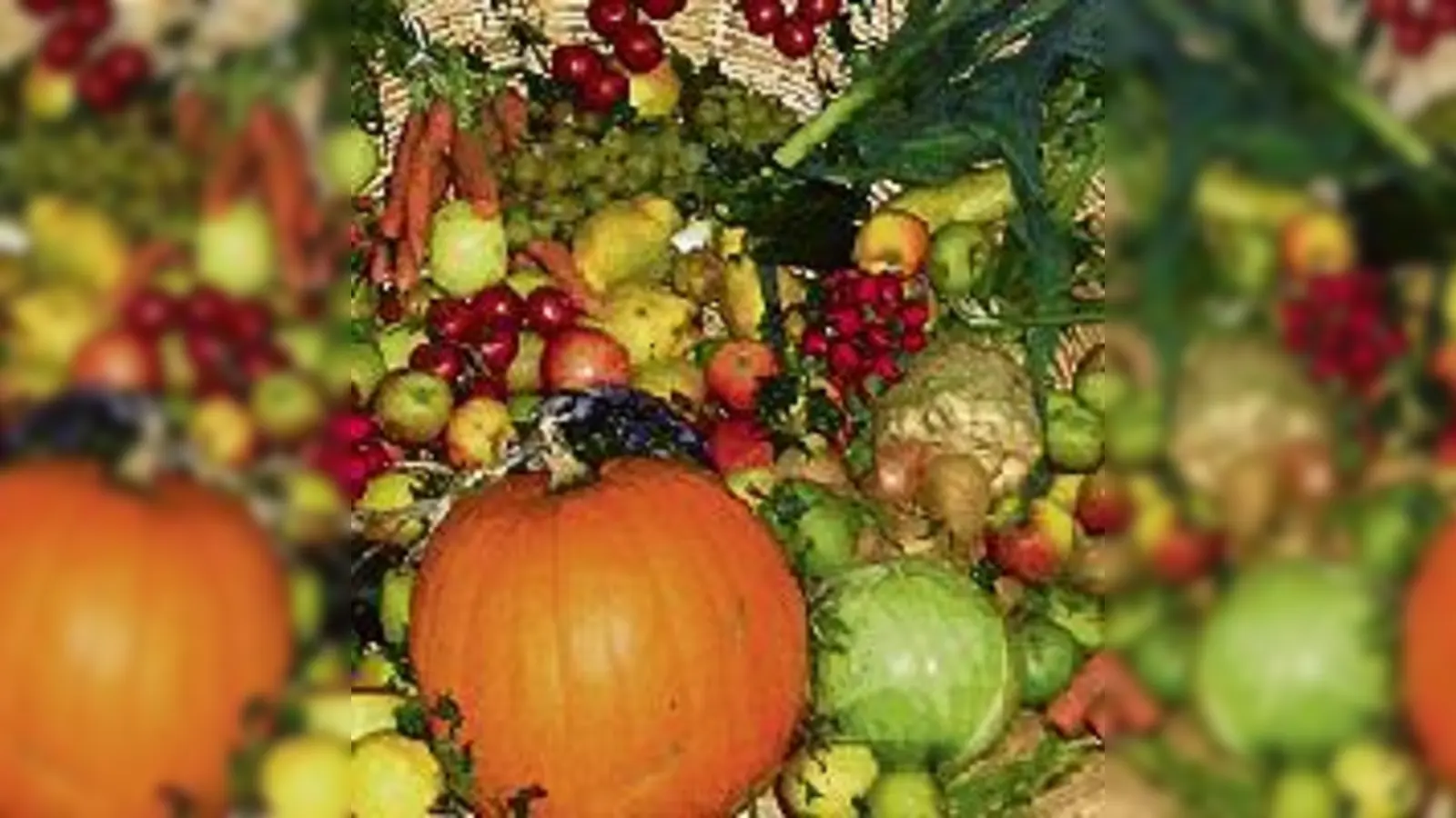 Prachtvoll schmückten allerlei Köstlichkeiten den Alter.  (Foto: Gemeinde)