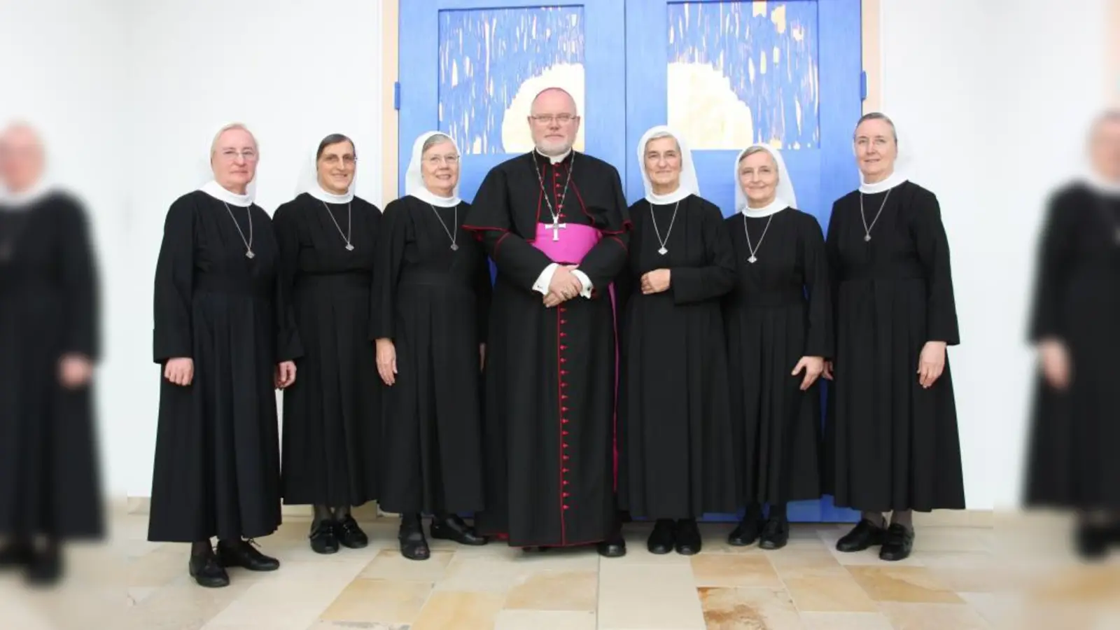 Erzbischof Dr. Reinhard Marx mit der neuen Generalleitung: (v.l.) Schwester M. Ermenfrieda Ettl, Schwester Rosa Maria Dick, Schwester M. Vinzentia Moll, Generaloberin Schwester M. Theodolinde Mehltretter, Schwester M. Veneranda Sachsenhauser und Schwester M. Adelinde Schwaiberger. (Foto: pi)
