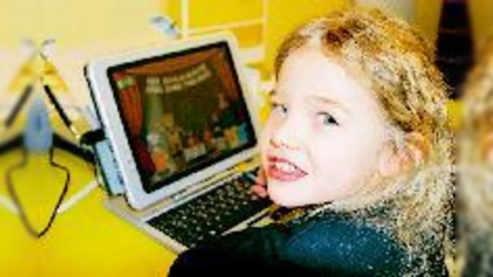 Die vierjährige Janine auf Entdeckungsreise in »Kilibobs« Haus. Mit dem PC lernen die Kinder spielerisch die Sprache besser kennen.	 (Foto: bas)