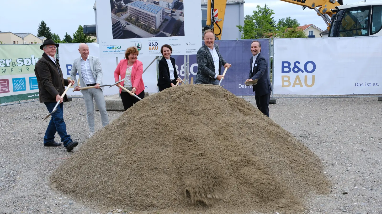 Beim 1. Spatenstich: Klaus Beslmüller (technischer Vorstand WBE gKU), Niko Rinkes (technischer Vorstand WBE gKU), Brigitte Keller (kaufmännischerVorstand WBE gKU), Izabela Fornalczyk (Geschäftsführung B&amp;O), Robert Niedergesäß (Landrat) und Stefan Huber (Klinikleitung). (Foto: LRA Ebersberg)