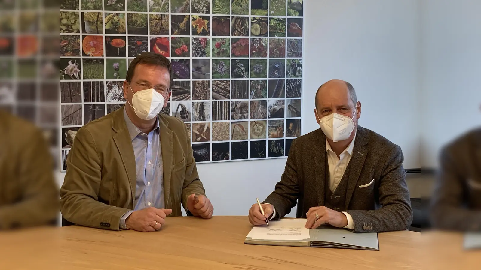 Oberbürgermeister Andreas Haas (l.) und Anton Kottermair, Geschäftsführer der Strom Germering GmbH, bei der Unterschrift des Konzessionsvertrages (Foto: Stadt Germering)