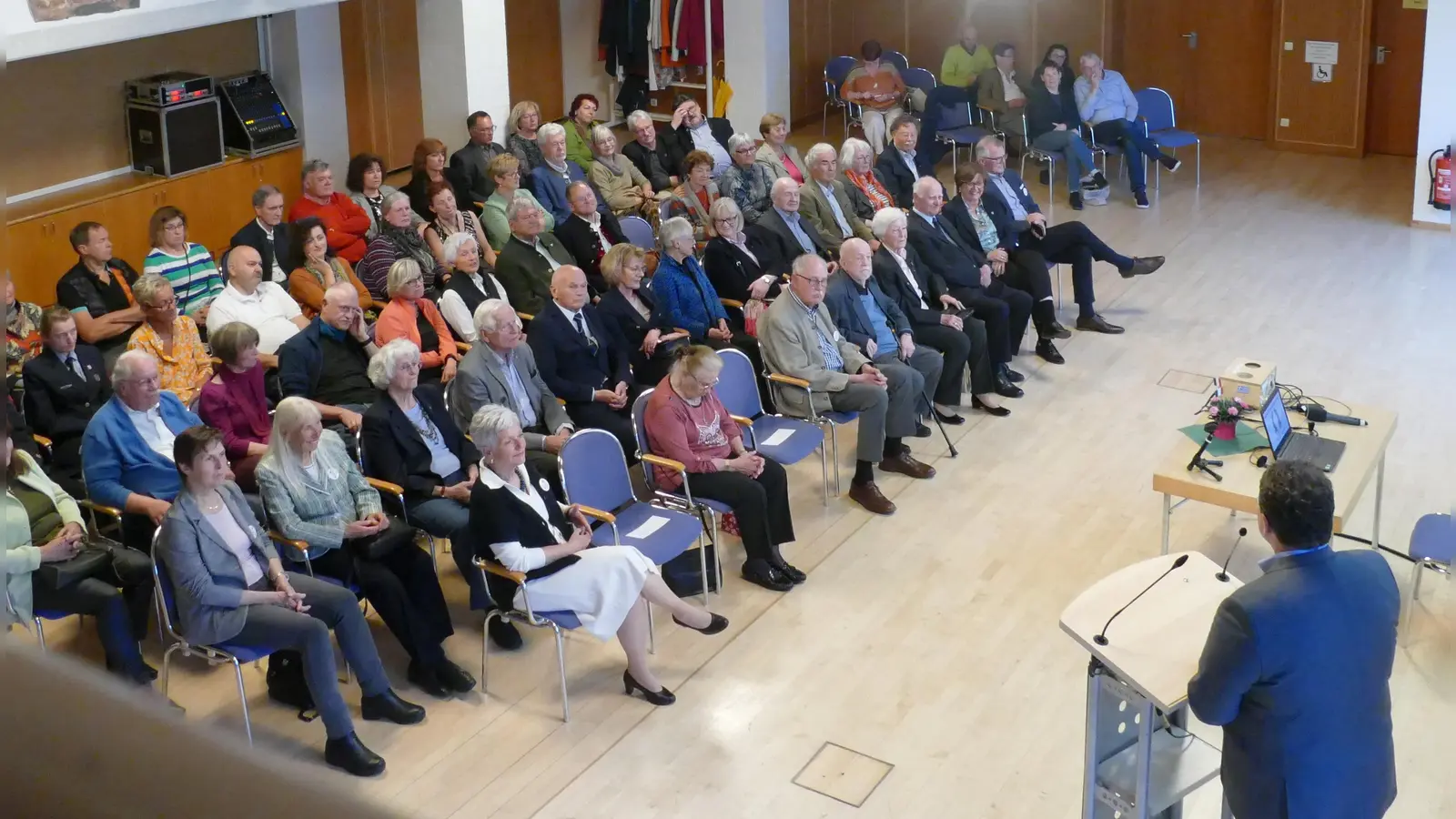 Bürgermeister Thomas Loderer ließ vor den Mitgliedern des Städtepartnerschaftskreises die spannende Geschichte des Vereins Revue passieren. (Foto: FPO)