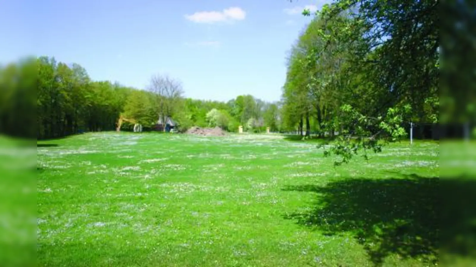 Der Rückbau des Allacher Sommerbades ist in vollem Gange. Mitte Juni sollen die Arbeiten beendet sein, anschließend will das Baureferat die Grünfläche mit Spielplatz realisieren. (Foto: ls)