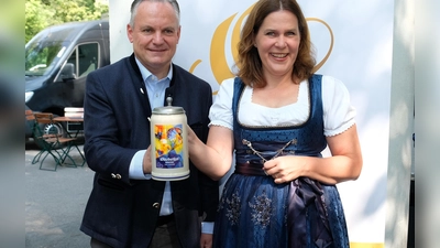 Stellten gemeinsam den aktuelle Sammlerkrug vor: Wiesn-Chef Christian Scharpf und Dritte Bürgermeisterin Verena Dietl.  (Foto: Robert Bösl)
