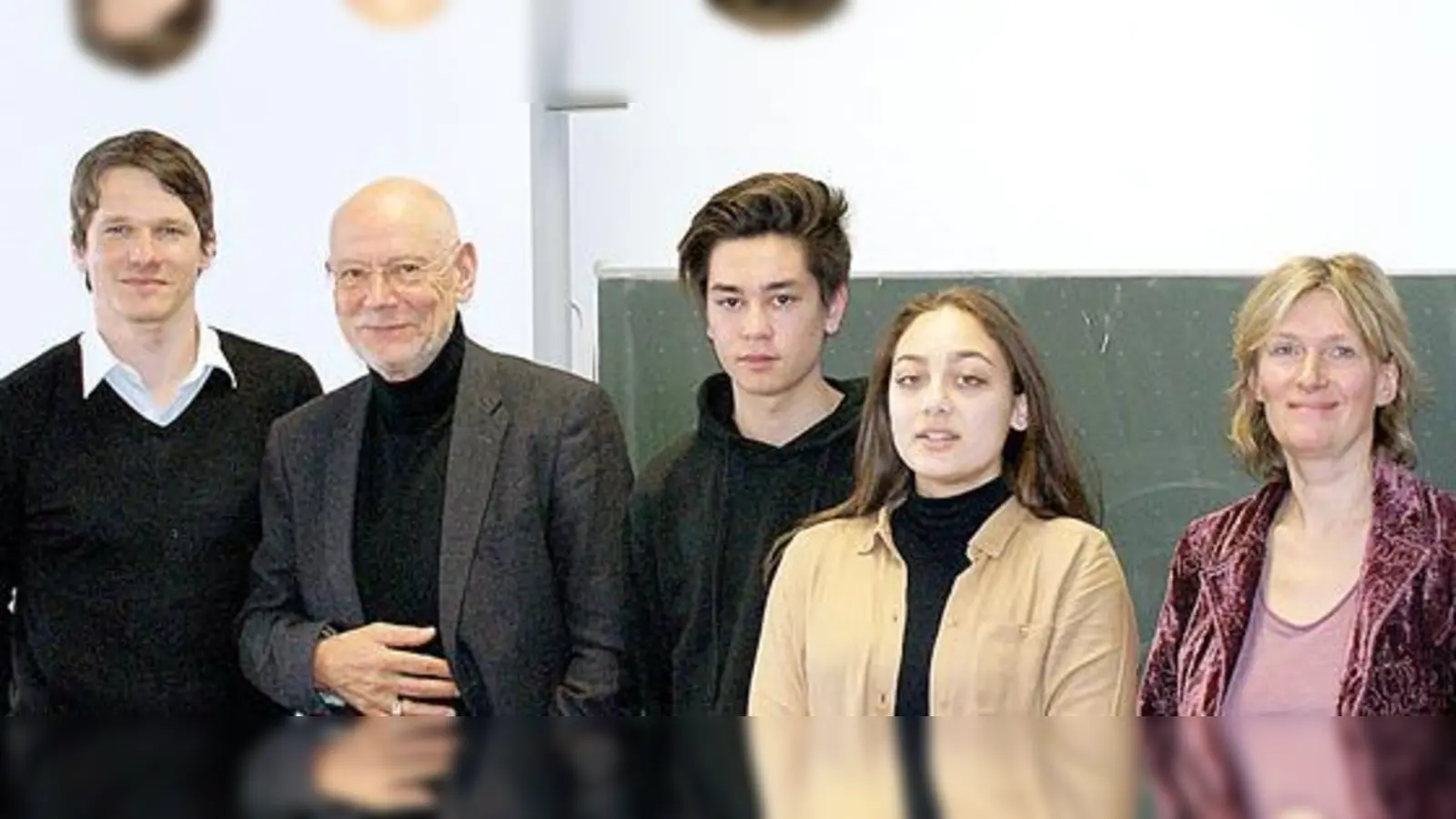 Deutschlehrerin Monika Rost (r.) hatte die Lesung mit Fridolin Schley (l.) und Gert Heidenreich initiiert, die bei den Neuntklässlern gut ankam.	 (Foto: privat)