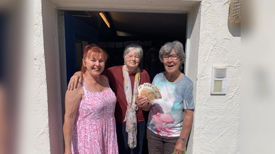 Bei der Spendenübergabe (v.l. ) Irene Steele, Ines Imhoff vom Diakonieverein und Helga Träger.  (Foto: Imhoff)