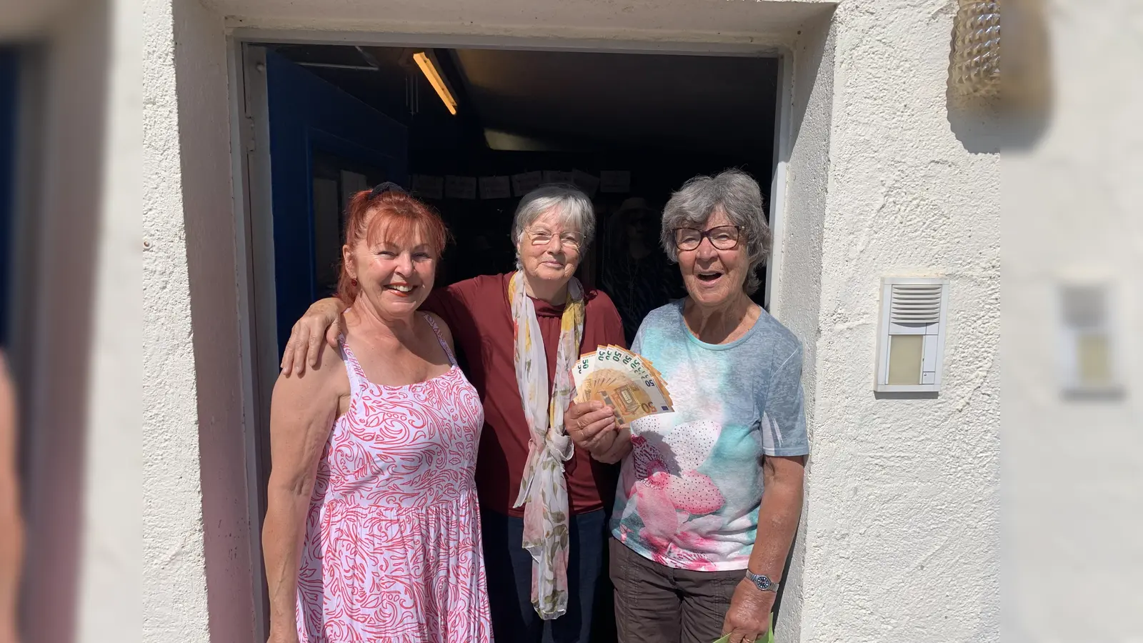 Bei der Spendenübergabe (v.l. ) Irene Steele, Ines Imhoff vom Diakonieverein und Helga Träger.  (Foto: Imhoff)