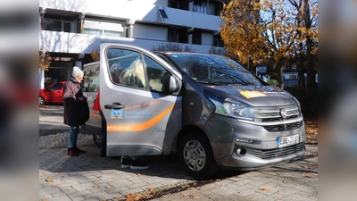 Damit auch Senioren und Menschen mit Gehbehinderung mobil bleiben können, ist eine weitere Finanzierung des Bürgerbusses dringend nötig.  (Foto: Zorneding HILFT)