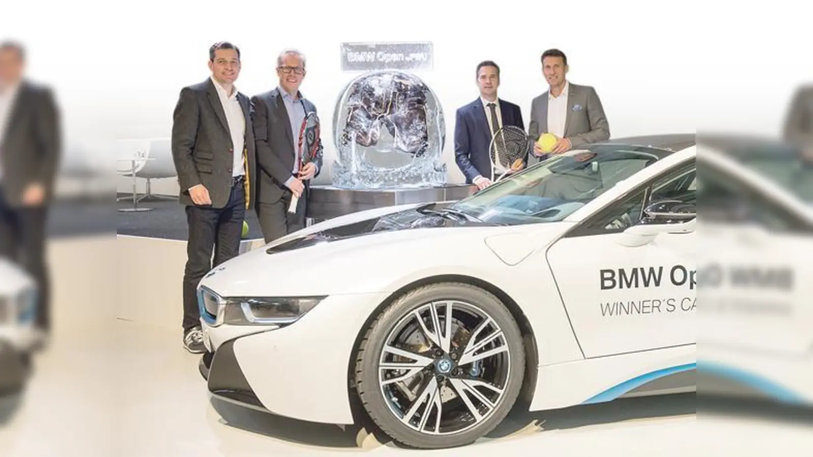 Präsentation der Siegerpreise: das Auto und die eingefrorene Lederhose. 	 (Foto: Gettyimages für BMW Open by FWU)