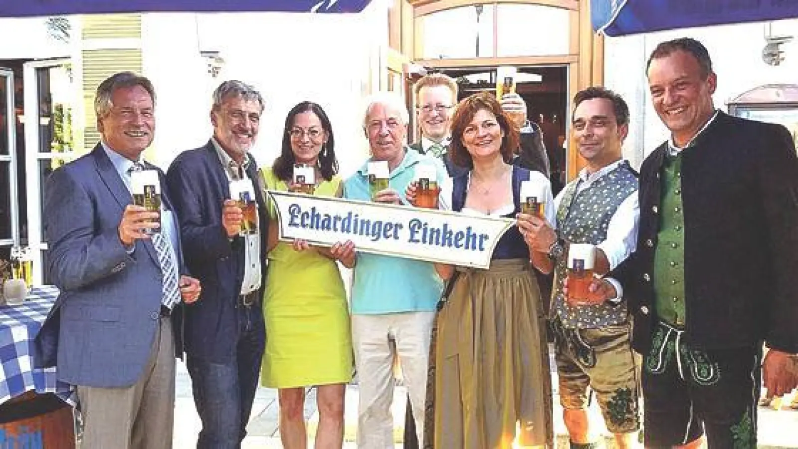 	Auf diesen Moment hat sich Claudia Tausend (3. v. li.) lange gefreut: Ein Hoch auf die Wiedereröffnung der Echardinger Einkehr. 	 (Foto: Privat)