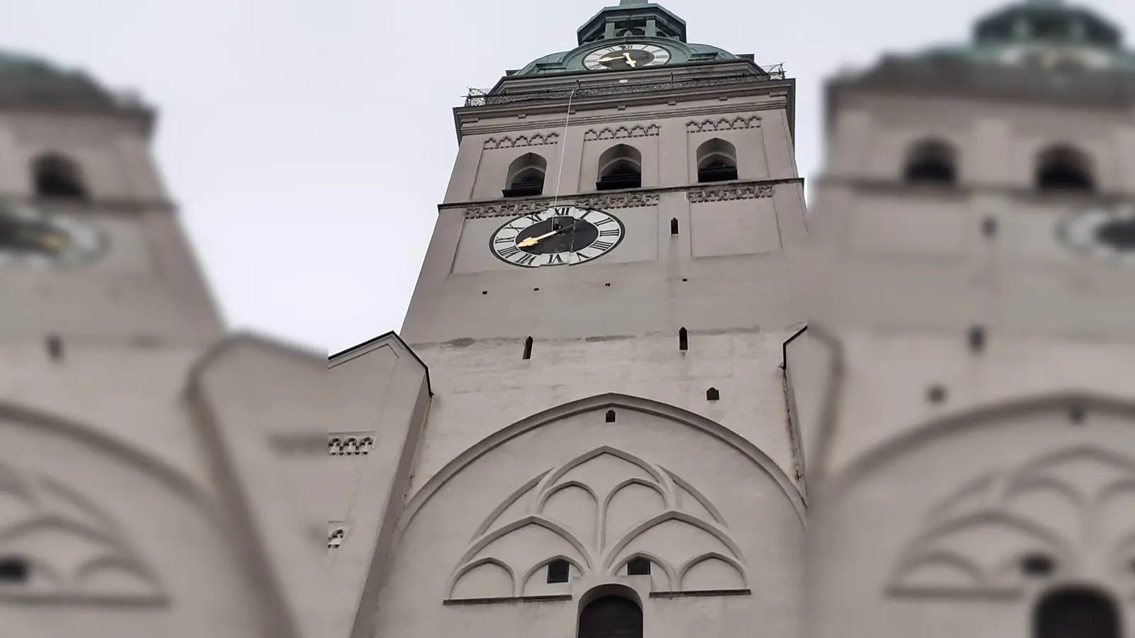 Hier wird er gerade abmontiert und per Seil nach oben gezogen, der große Zeiger vom Alten Peter.  (Foto: mha)